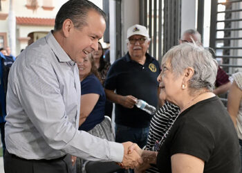 Dialoga Toño Astiazarán con familias de Villa Bonita