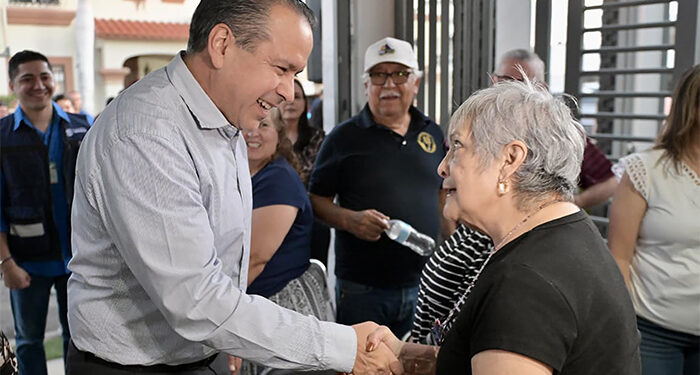 Dialoga Toño Astiazarán con familias de Villa Bonita