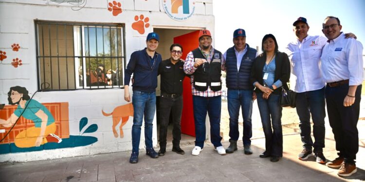 Beneficia Toño Astiazarán a familias de Bahía Kino con modernización de plaza y Centro de Castración y Salud Animal
