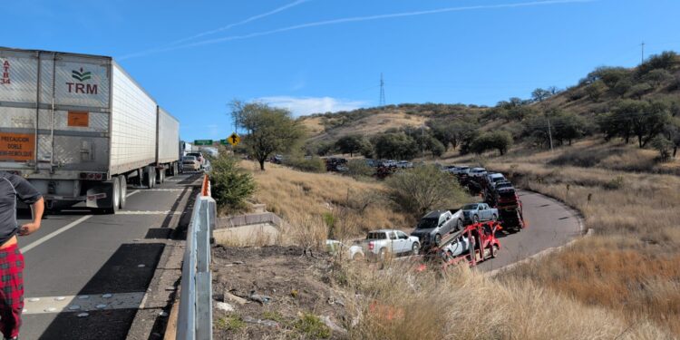 Reportan flujo vehicular lento en el Recinto Fiscal