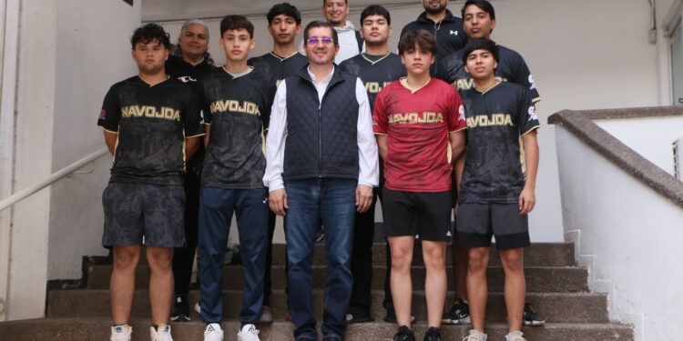 ENTREGA ELÍAS RETES UNIFORMES A SELECTIVO DE VOLEIBOL DE NAVOJOA PARA TORNEO ESTATAL