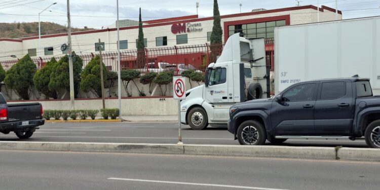 Prohíben vuelta en “U” en el Periférico Colosio
