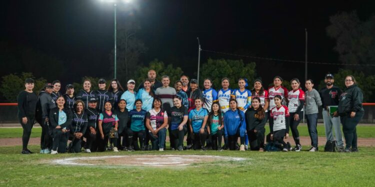 Cumple «Beto» Vázquez compromiso con el deporte: Inauguran alumbrado y ampliación del campo de sóftbol femenil