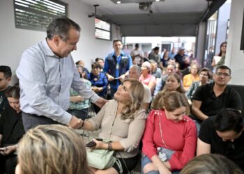 Acerca Toño Astiazarán servicios de «Miércoles en tu colonia» a familias de Villa Bonita