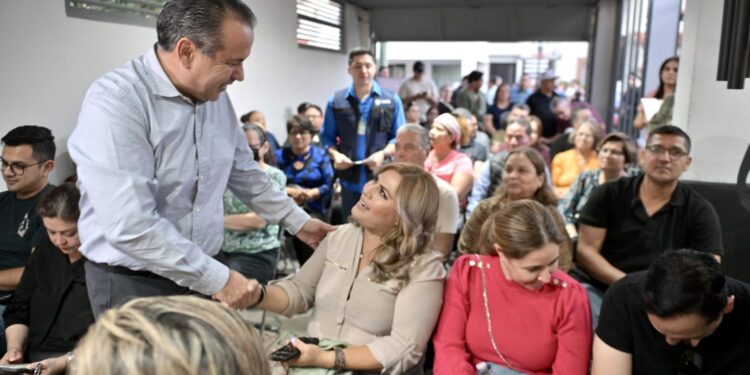 Acerca Toño Astiazarán servicios de «Miércoles en tu colonia» a familias de Villa Bonita