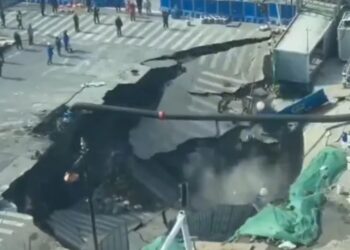 Se forma enorme socavón en Shanghái durante trabajos de ampliación del metro