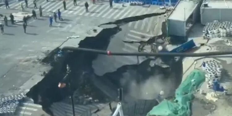 Se forma enorme socavón en Shanghái durante trabajos de ampliación del metro