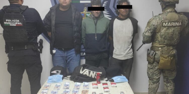 DETIENE SSPM Y MARINA A TRES POR PRESUNTO ROBO A COMERCIO Y UNO POR DELITO CONTRA LA SALUD EN CAJEME