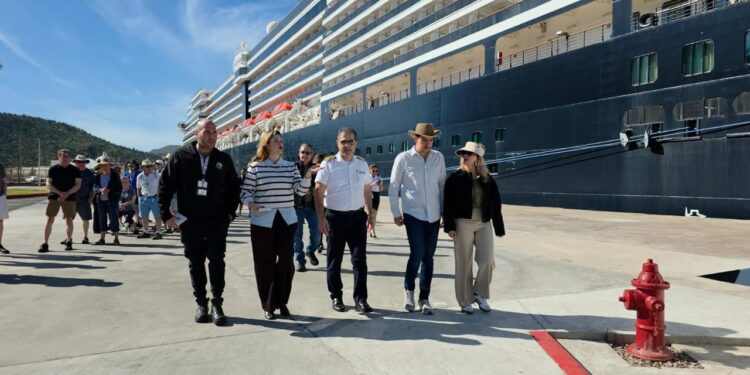 Recibe Ayuntamiento de Guaymas al crucero Zuiderdam