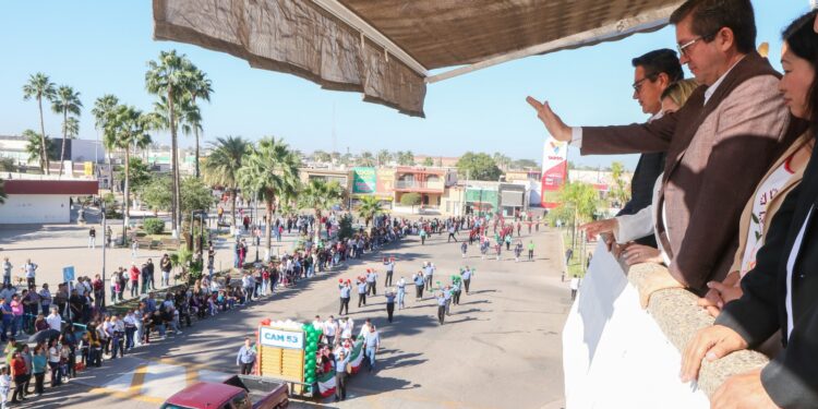 DISFRUTAN NAVOJOENSES DE ALEGRE Y COLORIDO DESFILE POR DÍA DE LA BANDERA