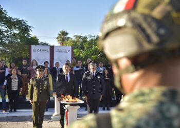 PRESIDE JAVIER LAMARQUE DESFILE CÍVICO-MILITAR POR EL DÍA DE LA BANDERA