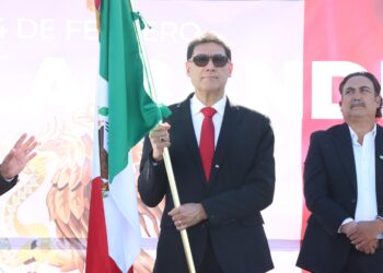 Encabeza alcalde ceremonia de abanderamiento en el Día de la Bandera