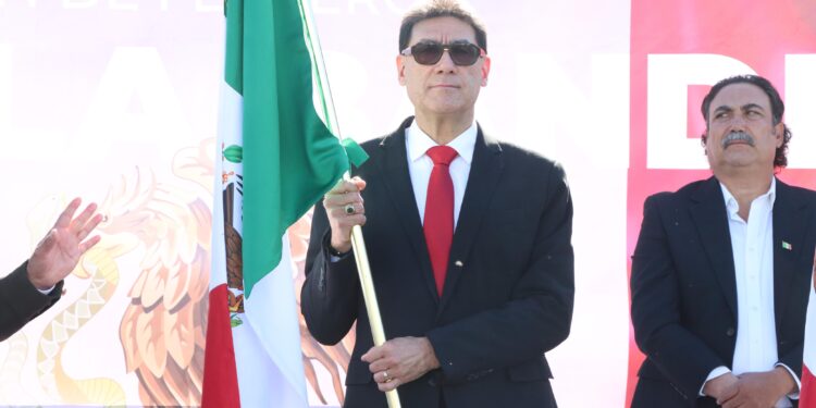 Encabeza alcalde ceremonia de abanderamiento en el Día de la Bandera