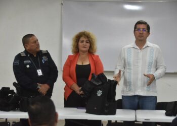 ENTREGA ELÍAS RETES FORNITURAS Y CHALECOS BALISTICOS A SEGURIDAD MUNICIPAL
