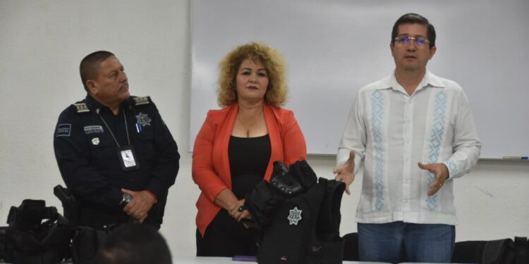 ENTREGA ELÍAS RETES FORNITURAS Y CHALECOS BALISTICOS A SEGURIDAD MUNICIPAL
