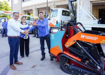 Equipa Toño Astiazarán con vehículos operativos a la Agencia de Energía y Cambio Climático para beneficio de familias hermosillenses