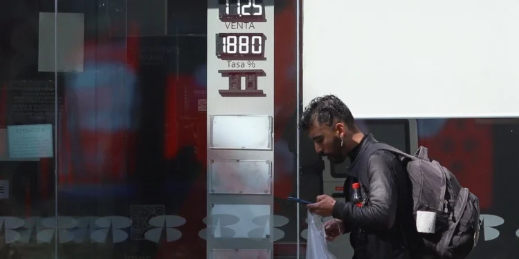 El peso extiende su debilidad; mientras los mercados financieros operan mixtos