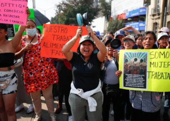 Inconformes con el desalojo armaron un cacerolazo para exigir que las dejen trabajar en la zona. Foto Cristina Rodríguez
