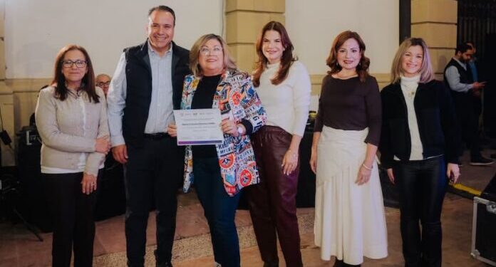 Reconocen Toño Astiazarán y Patty Ruibal a participantes de Una Mirada a la Discapacidad