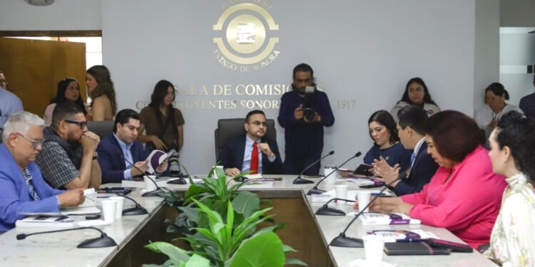 Evacuan tienda tras daño a transformador al norte de Hermosillo