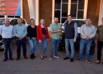 ENTREGA ELÍAS RETES NUEVAS CAMIONETAS A SIUE PARA REFUERZO A PROGRAMA DE BACHEO