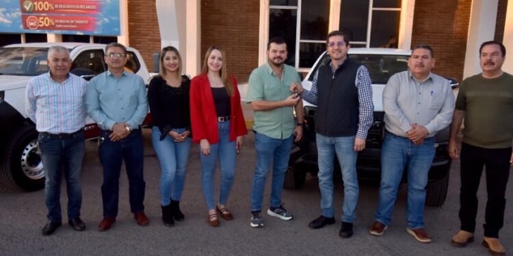 ENTREGA ELÍAS RETES NUEVAS CAMIONETAS A SIUE PARA REFUERZO A PROGRAMA DE BACHEO
