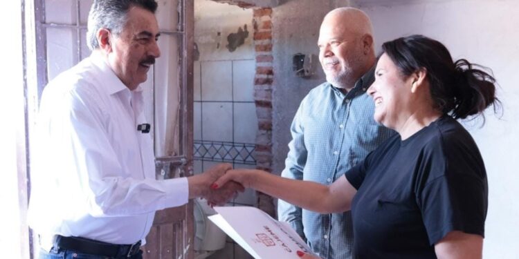 FAMILIAS DE CAJEME CUMPLEN EL SUEÑO DE TENER LAS ESCRITURAS DE SUS VIVIENDAS GRACIAS A LAS GESTIONES DE JAVIER LAMARQUE
