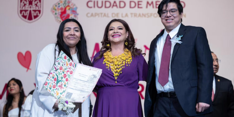 Clara Brugada encabeza boda colectiva en el Auditorio Nacional; reúne a más de 2 mil parejas