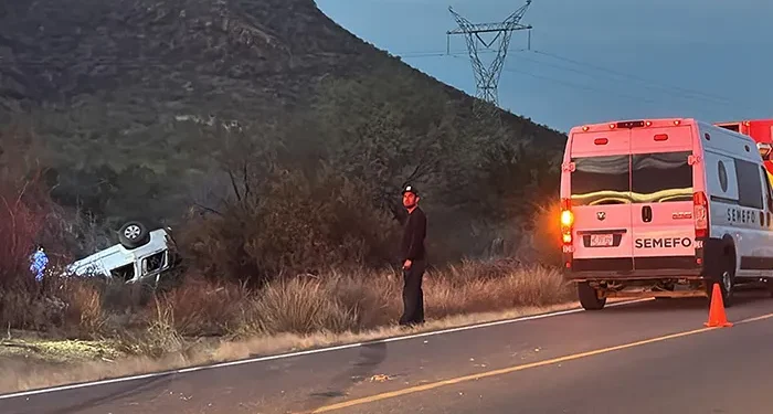 Muere hombre en volcamiento en la carretera Hermosillo-Ures