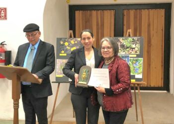 Entrega Ateneo Ures y Gobierno Municipal de Ures reconocimiento a María Guadalupe Centeno