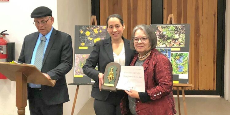 Entrega Ateneo Ures y Gobierno Municipal de Ures reconocimiento a María Guadalupe Centeno