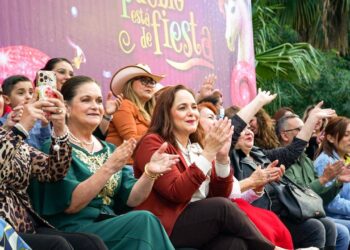 Continúa desfile de carros alegóricos y comparsas del Carnaval Guaymas 2026 «El pueblo está de fiesta
