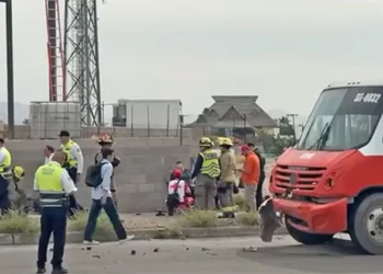 Embiste camión urbano dos autos
