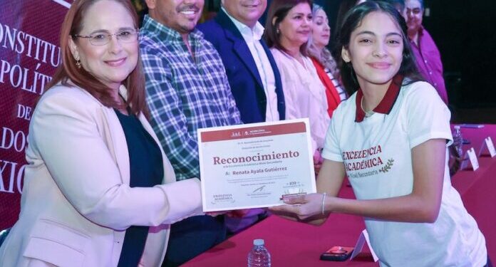Realiza Ayuntamiento de Guaymas reconocimiento a alumnos de excelencia académica