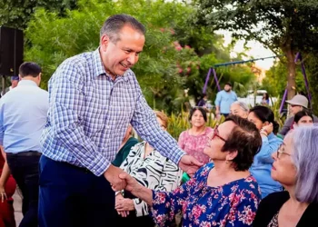 Lleva Toño Astiazarán servicios a familias en la colonia Fovissste