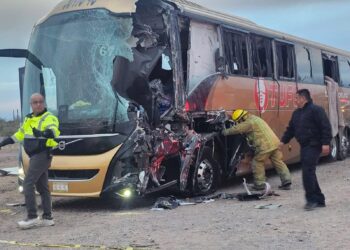 Fuerte choque entre autobús y tráiler en carretera a Caborca deja cuatro muertos y 25 lesionados