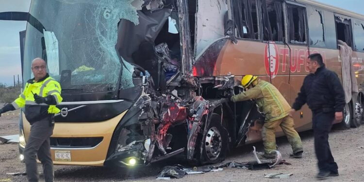 Fuerte choque entre autobús y tráiler en carretera a Caborca deja cuatro muertos y 25 lesionados
