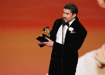 «¡Fuera ICE!», clama Bad Bunny en entrega de los Grammy