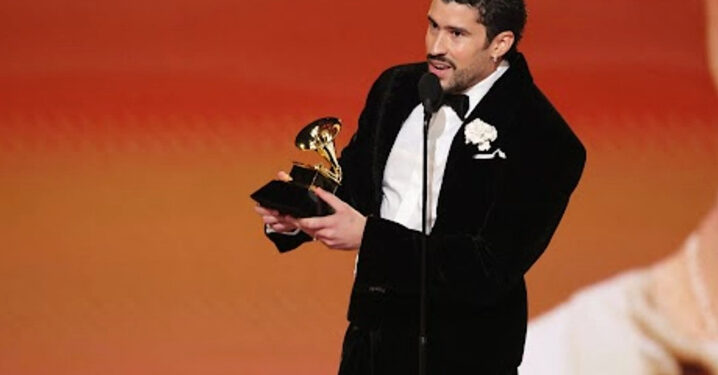 «¡Fuera ICE!», clama Bad Bunny en entrega de los Grammy