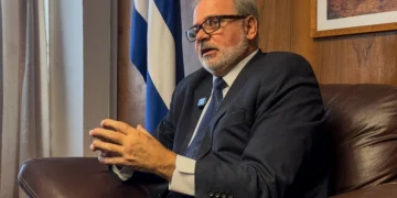 “El bloqueo violenta, pero la idea de resistir está en nuestro ADN”: embajador de Cuba, Eugenio Martínez