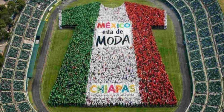 México logra récord Guinness de la camiseta de fútbol humana más grande del mundo