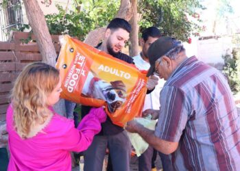 Realiza Ayuntamiento de Guaymas entrega de croquetas recolectadas en la elección a rey del Carnaval en colonias del municipio