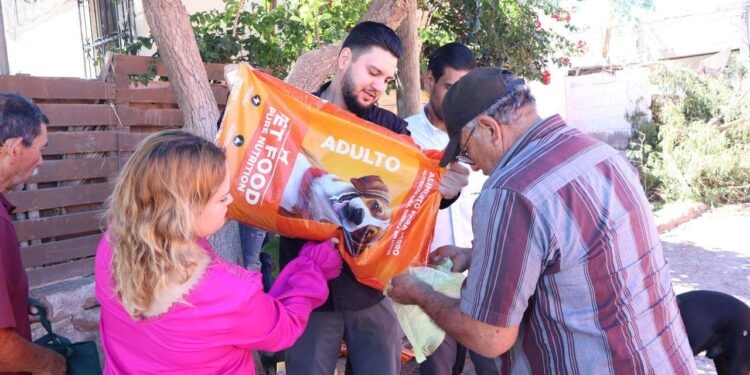 Realiza Ayuntamiento de Guaymas entrega de croquetas recolectadas en la elección a rey del Carnaval en colonias del municipio