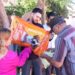 Realiza Ayuntamiento de Guaymas entrega de croquetas recolectadas en la elección a rey del Carnaval en colonias del municipio