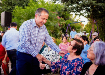 Acerca Toño Astiazarán servicios a familias del Fovissste durante Miércoles En Tu Colonia