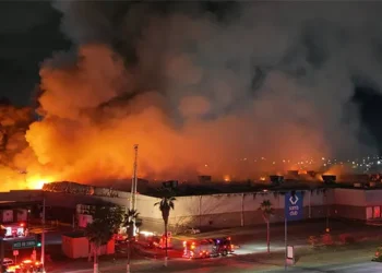 Arrasa fuego con tienda Sam´s en el Vado del Río