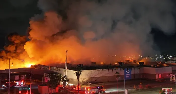Arrasa fuego con tienda Sam´s en el Vado del Río