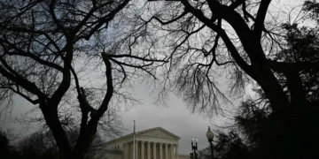 En sólo horas, Trump sube el arancel global de 10 a 15%