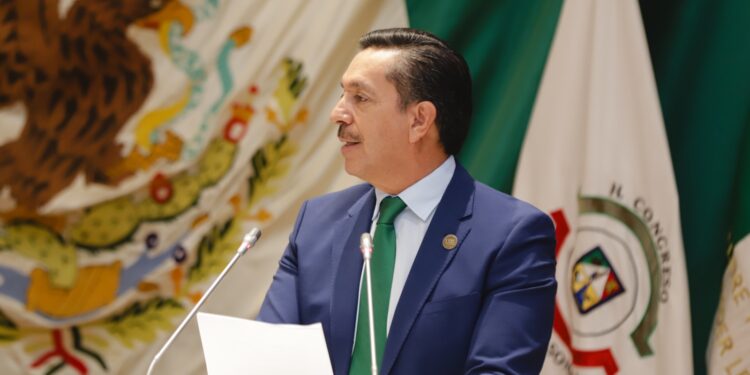 David Figueroa propone establecer límites al incremento del predial