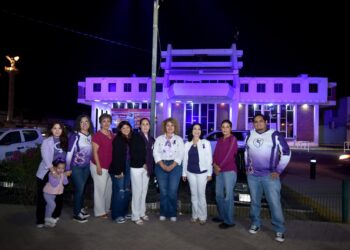 EN HOMENAJE A LAS MUJERES PALACIO  DE NAVOJOA SE “PINTA” DE MORADO